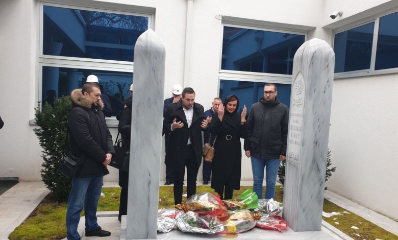 Photo of Dan nezavisnosti: Delegacija  Gradskog odbora odala počast i položila cvijeće na mezaru Sulejmana Tihića
