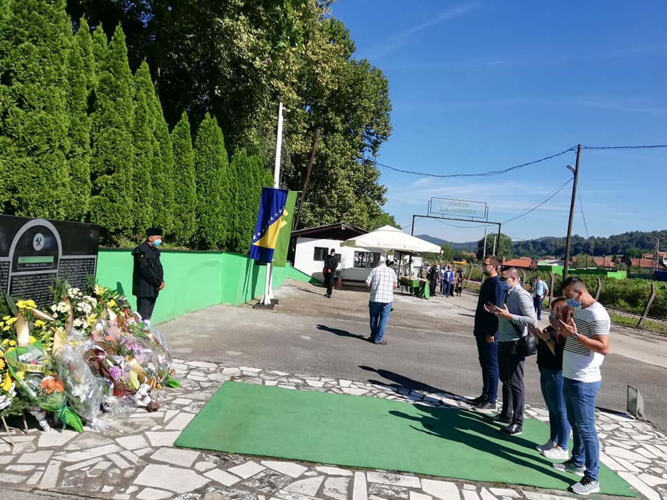 Photo of Sjećanje na 180 komorata: Delegacija PDA Tuzla odala počast poginulim rudarima