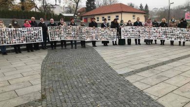 Photo of Asocijacija žena PDA GO Tuzla u odsutnosti članica Udruženja Žene Srebrenice organizovala mirni protest